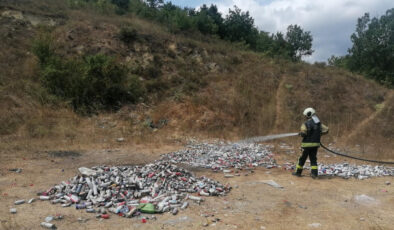 Kocaeli’de ormana bırakılan yüzlerce sprey kutusu paniğe sebep oldu