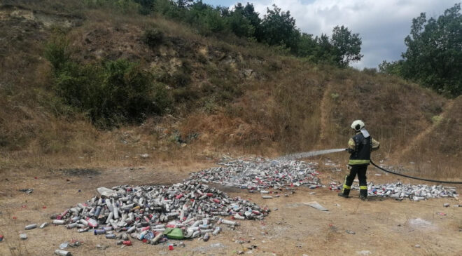 Kocaeli’de ormana bırakılan yüzlerce sprey kutusu paniğe sebep oldu