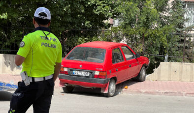 Konya’da dur ihtarına uymayan şoför evvel polise akabinde duvara çarptı