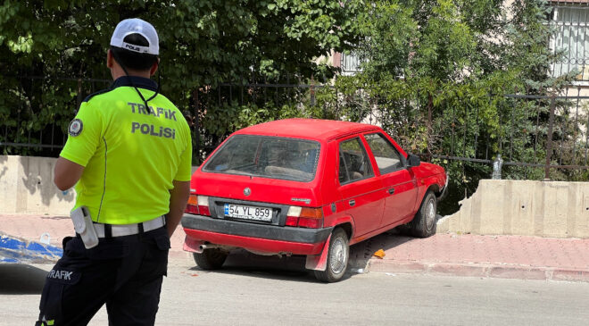 Konya’da dur ihtarına uymayan şoför evvel polise akabinde duvara çarptı