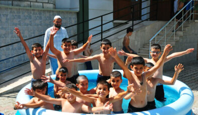 Manisa’da imam cami bahçesine havuz kurdu, çocuklar serinledi