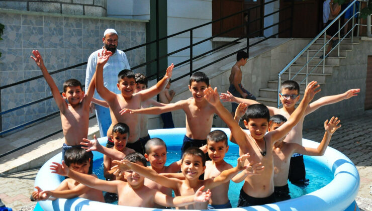 Manisa’da imam cami bahçesine havuz kurdu, çocuklar serinledi