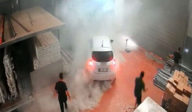 Osmaniye’de park halindeki araçta çıkan yangın 2 saat boyunca söndürülemedi