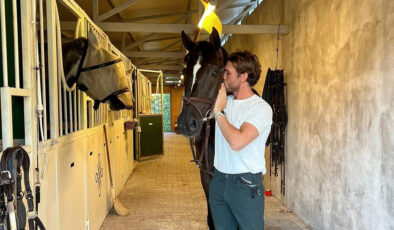 Oyuncu Aras Bulut İynemli atıyla poz verdi! Karelere yorum yağdı