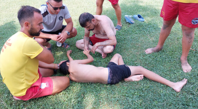 Samsun’da boğulma tehlikesi geçiren çocuğu babası kurtardı