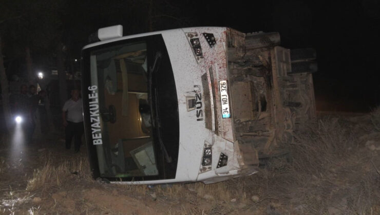 Şanlıurfa’da otoyolda eşeğe çarpan emekçi servisi devrildi: 15 yaralı