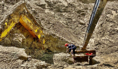 Silivri’de kum ocağındaki göçükte kalan kepçe operatörünün cansız vücudu bulundu