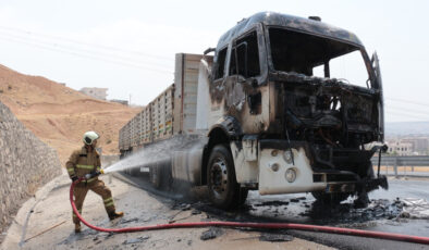 Şırnak’ta seyir halindeki tır alev alev yandı