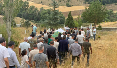 Sivas’ta greyderin uçuruma sürüklediği arabada ölen bayan defnedildi