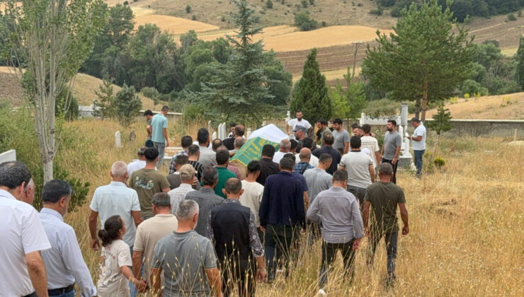 Sivas’ta greyderin uçuruma sürüklediği arabada ölen bayan defnedildi