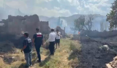 Sivas’ta köyde çıkan yangında meskenler kullanılamaz hale geldi