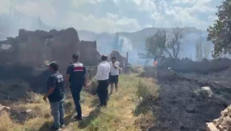 Sivas’ta köyde çıkan yangında meskenler kullanılamaz hale geldi