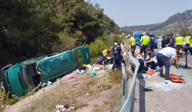 Sivas’ta minibüs devrildi: 13 yaralı