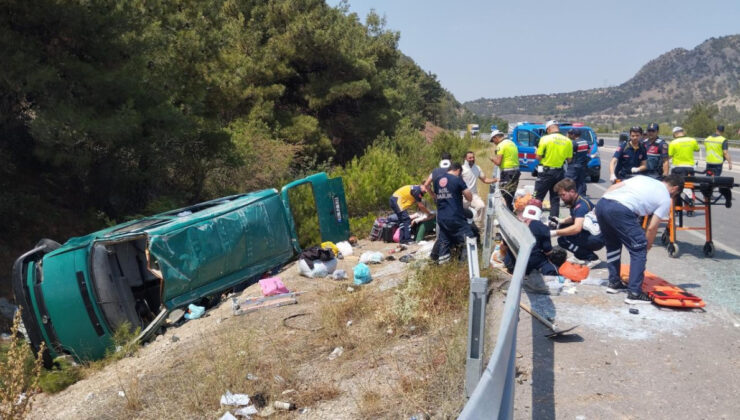 Sivas’ta minibüs devrildi: 13 yaralı