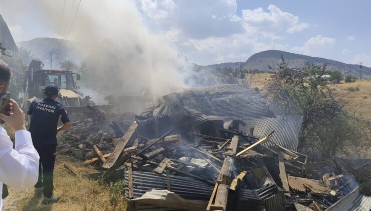 Sivas’ta yangın paniği: 12 mesken ziyan gördü