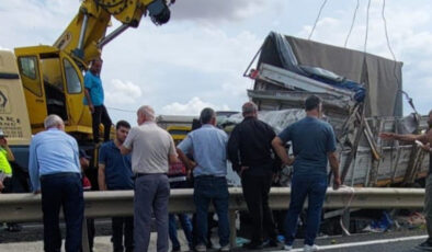 Tekirdağ’da kamyon bariyerlere saplandı: Şoför hayatını kaybetti