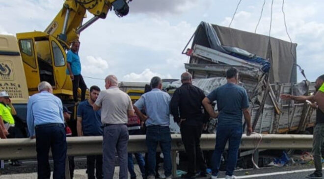 Tekirdağ’da kamyon bariyerlere saplandı: Şoför hayatını kaybetti