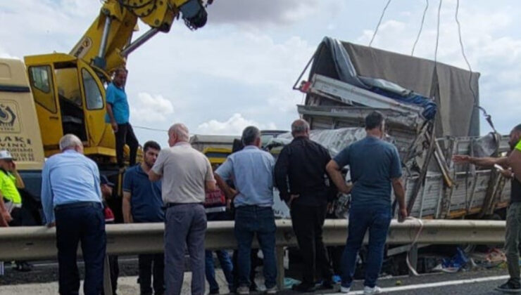 Tekirdağ’da kamyon bariyerlere saplandı: Şoför hayatını kaybetti