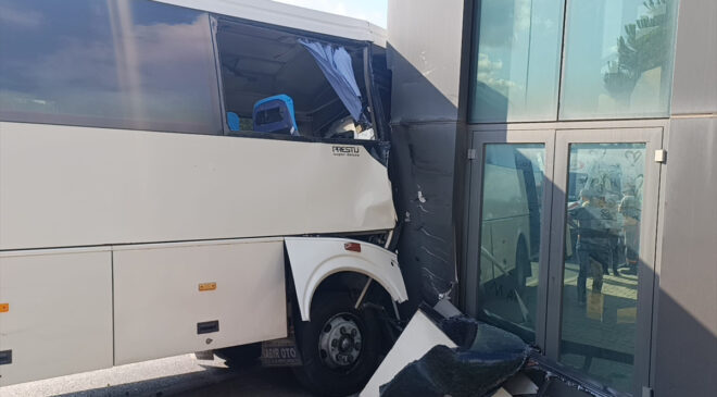 Tekirdağ’da OSB giriş takına çarpan servisteki 19 kişi yaralandı