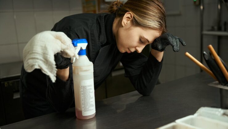 Temizlikte yapılan bu yanılgılar her yıl binlerce kişiyi hastanelik ediyor