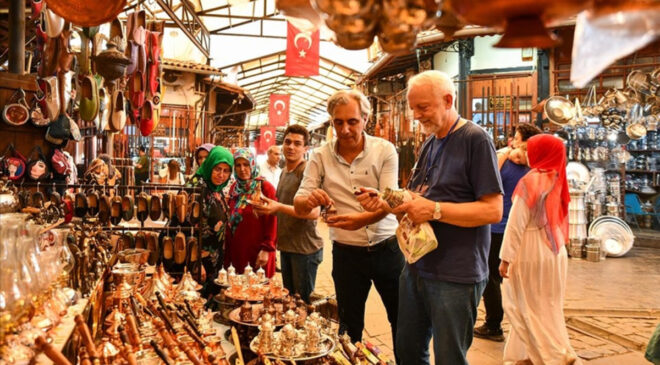 Turistlerden yılın birinci yarısında Türkiye’den rekor kıymetinde ikramlık eşya satın aldı