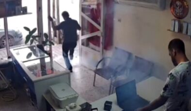 Adana’da tamir edilen telefonun bataryası alev aldı