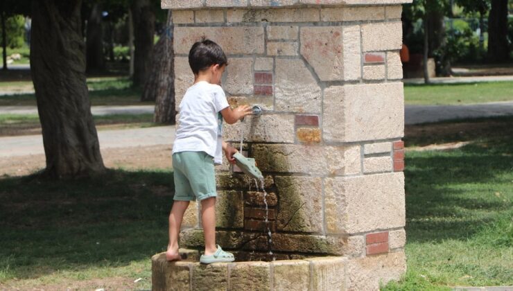 Adana’da termometreler 35 dereceyi gösterdi: Vatandaşlar kendini dışarı attı