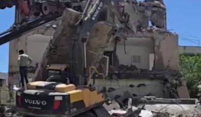 Adıyaman’da denetimli yıkımda beton blok iş makinesinin üzerine devrildi