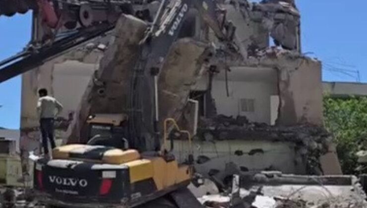 Adıyaman’da denetimli yıkımda beton blok iş makinesinin üzerine devrildi