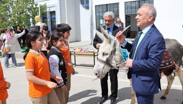 Almanya’dan Erzincan’a geldi: Eşek sırtındaki kitapları öğrencilere dağıttı