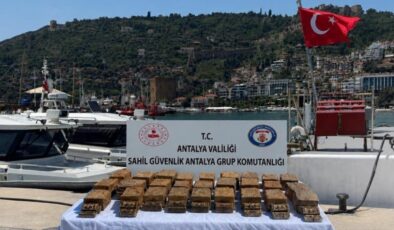 Antalya’da kıyıya vuran paketten 40 kilogram esrar çıktı