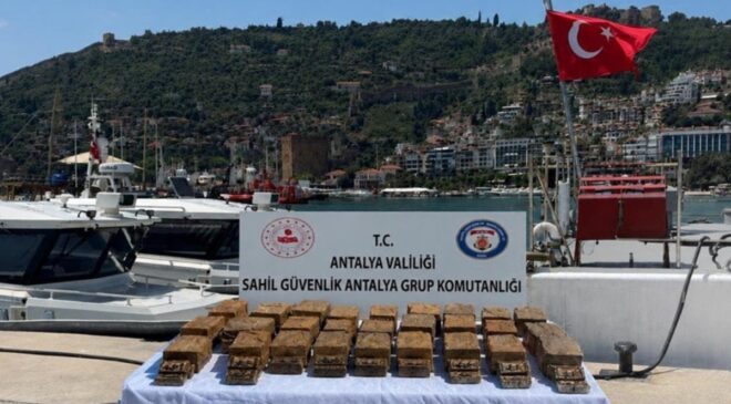 Antalya’da kıyıya vuran paketten 40 kilogram esrar çıktı