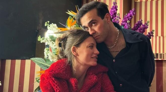 Aşka geldiler! Serenay Sarıkaya ile Mert Demir yeni poz