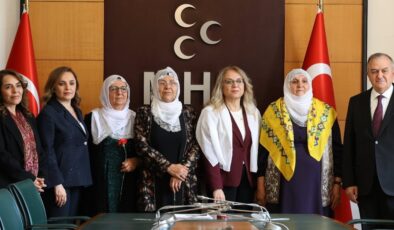 “Barış Anneleri”nden MHP’ye ziyaret: Beyaz tülbent armağanına sarı tülbentle karşılık