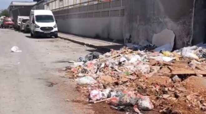 Buca’da toplanmayan çöpler vatandaşı isyan ettirdi