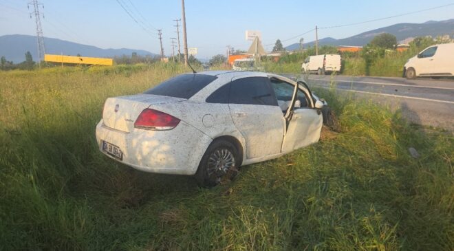 Bursa araba tarlaya uçtu: Devirdiği direğe de motosiklet çarptı