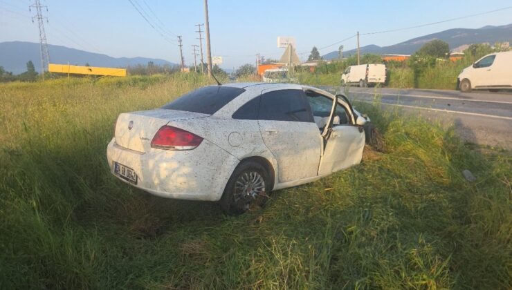 Bursa araba tarlaya uçtu: Devirdiği direğe de motosiklet çarptı
