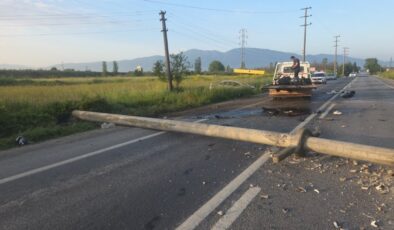 Bursa’da arabanın devirdiği direğe motosiklet çarptı: 4 yaralı