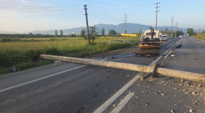 Bursa’da arabanın devirdiği direğe motosiklet çarptı: 4 yaralı