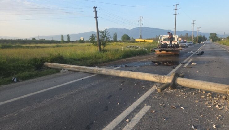 Bursa’da arabanın devirdiği direğe motosiklet çarptı: 4 yaralı