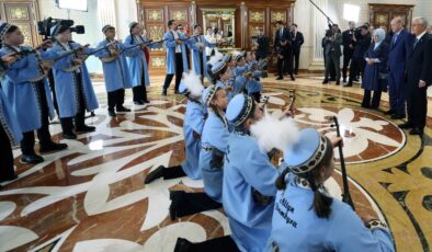 Cumhurbaşkanı Erdoğan’a Kazakistan’da Dombra sürprizi