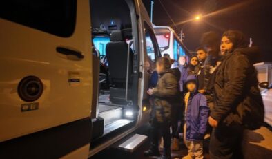 Foça açıklarında göçmen faciası: Yarı batık bottaki bir çocuk can verdi