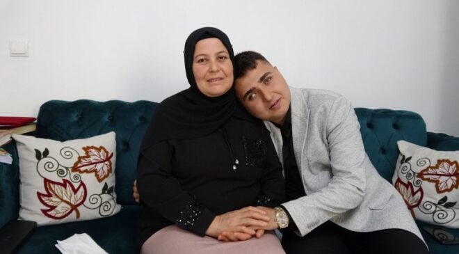 Gaziantep’te görmeyen oğlu için Braille alfabesini öğrendi