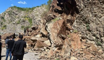 Hakkari Şemdinli–Derecik kara yolu heyelan nedeniyle ulaşıma kapandı