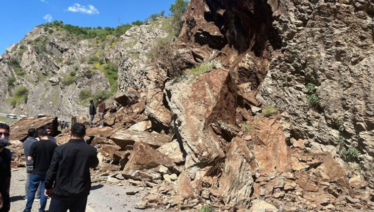 Hakkari Şemdinli–Derecik kara yolu heyelan nedeniyle ulaşıma kapandı