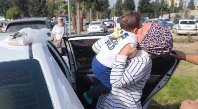 Hatay’da anahtarı unuttu, bebek otomobilde mahsur kaldı