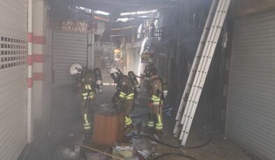 Hatay’da bir pasajda çıkan yangında 3 iş yeri kullanılmaz hale geldi
