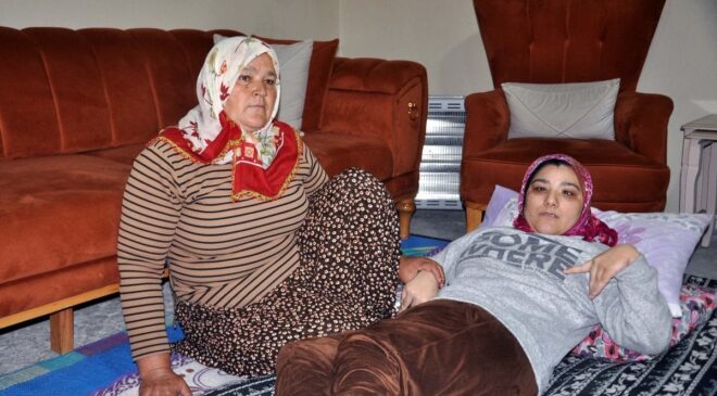 Hatay’da engelli kızına 36 yıldır hayatını adadı