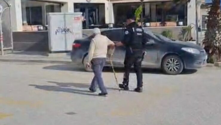 Hatay’da trafikte zorlanan yaşlı kişinin yardımına polis koştu