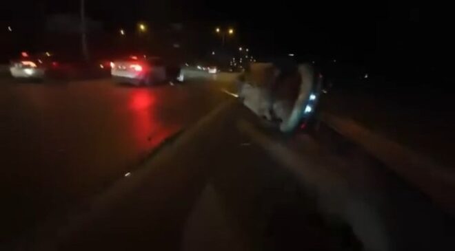 İstanbul’da araba devrilerek bariyerlere çarptı
